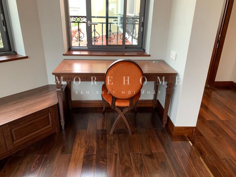 Bàn gỗ tự nhiên có một kiểu dáng tinh tế, chạm khắc tỉ mỉ, mang lại sự sang trọng và đẳng cấp cho không gian.