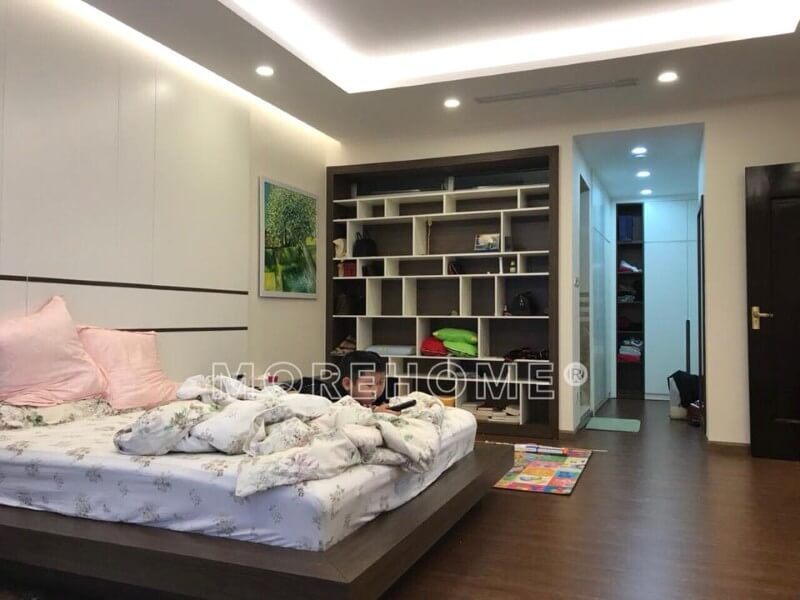 Nội thất phòng ngủ master tại căn hộ chung cư Imperia Garden này được thi công hoàn thiện bởi chất liệu gỗ công nghiệp An Cường. Nếu bạn đang có ý định thi công nội thất đồ gỗ công nghiệp tại Imperia Garden thì bạn có thể tham khảo công trình thi công nội thất phòng ngủ thực tế của chúng tôi.